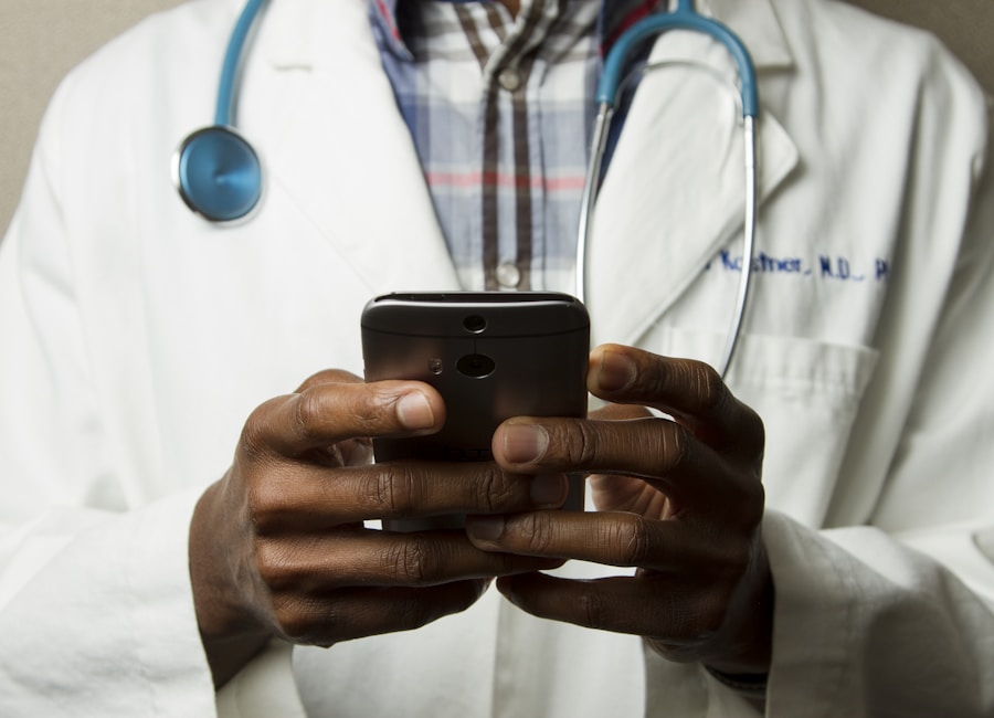 Profesional de salud usando tecnología clínica