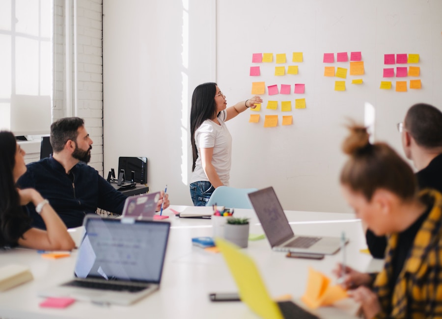 Equipo de trabajo colaborando en una sesión de estrategia